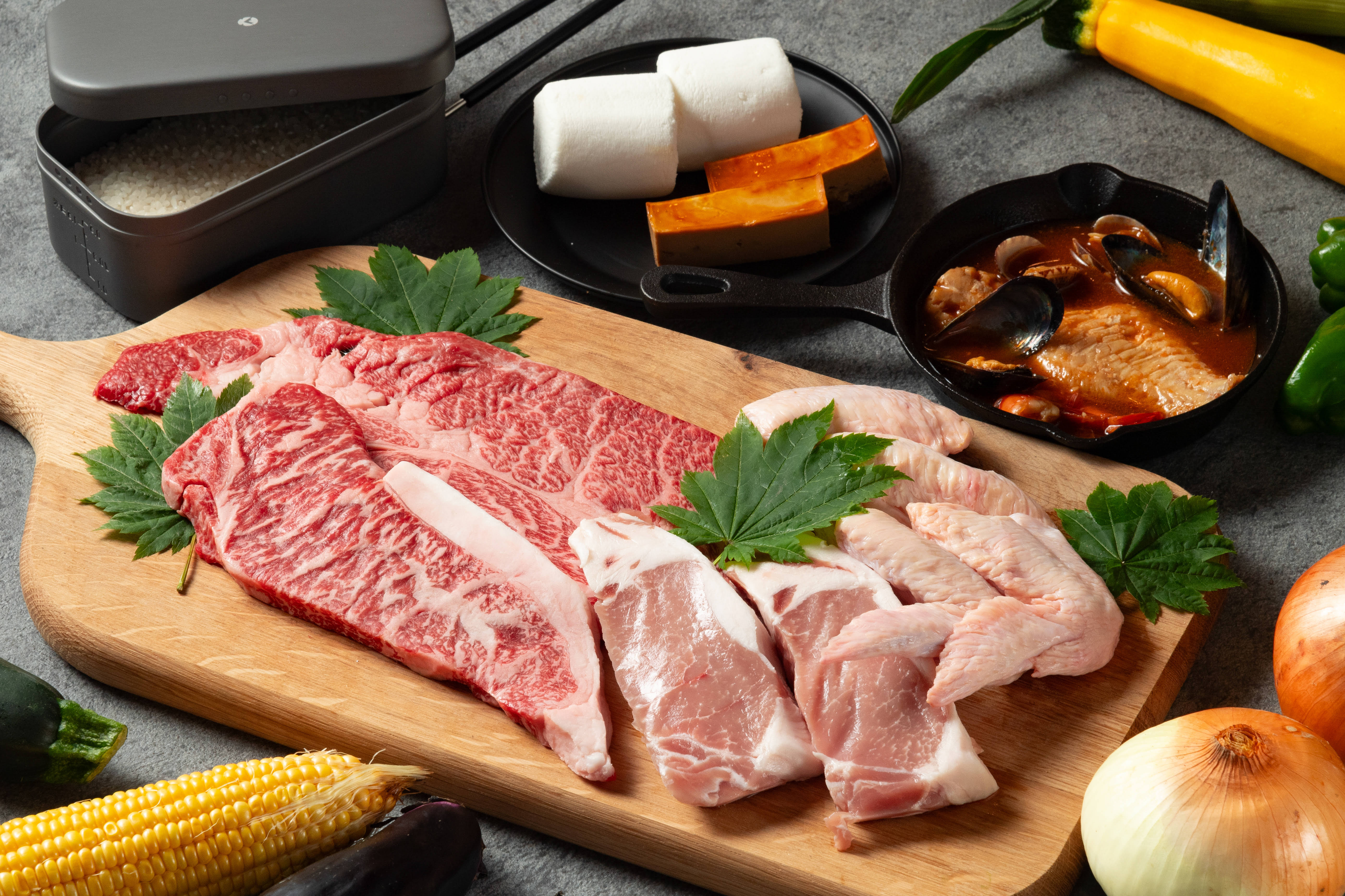 段戸牛肩ロースをはじめとした地元産ブランド肉三種盛コース01